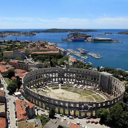 Apartments With A Parking Space Pula - 7646