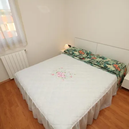 Apartments With A Parking Space Pula - 7646 Pula