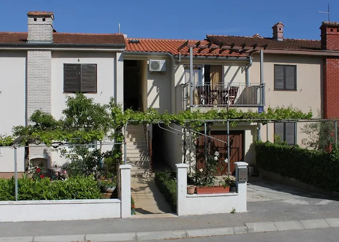 With Parking Space - 7646 * Pula