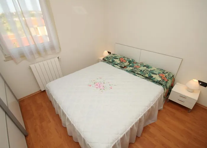 Apartments With Parking Space Pula - 7646 Pula